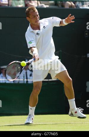 , PAS D'UTILISATION DE TÉLÉPHONE MOBILE. Tomas Zib, de la République tchèque, en action contre la star britannique de tennis Tim Henman aux Championnats de tennis de pelouse de toute l'Angleterre à Wimbledon. Banque D'Images