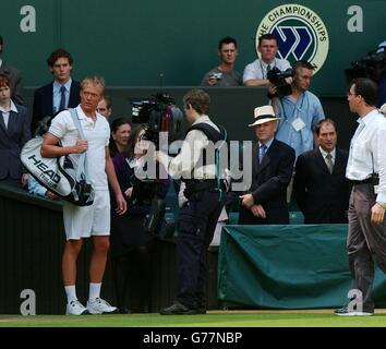 , PAS D'UTILISATION DE TÉLÉPHONE MOBILE :l'acteur britannique Paul Bettany marche sur le court de centre de Wimbledon aux Championnats de tennis de pelouse de toute l'Angleterre où il est vedette dans un film sur le tournoi de renommée mondiale avec l'actrice Spiderman Kirsten Dunst. *..l'acteur a également été présenté aux côtés de Russell Crow dans 'UN bel esprit'. Banque D'Images