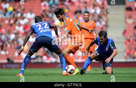 Andre Gomes (au centre) de Valencia CF lutte pour le ballon avec GEOFFREY Kondogbia (à gauche) du Monaca FC et Jeremy Toulalan lors du match de coupe Emirates au stade Emirates, Londres. Banque D'Images