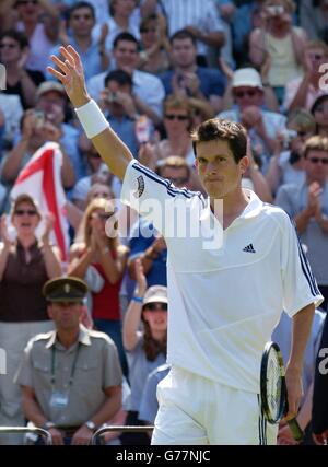 Le tennis britannique Hope Tim Henman célèbre à Wimbledon le match de Michael Llodra de France à Center court 6:4/6:4/6:3 aux championnats d'Angleterre de tennis sur gazon. Banque D'Images