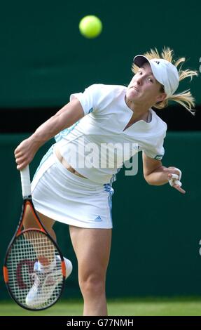 Justine Henin-Hardenne, de Belgique, en action contre Flavia Pennetta, d'Italie, sur le court du Centre aux championnats de tennis de pelouse de toute l'Angleterre à Wimbledon. , PAS D'UTILISATION DE TÉLÉPHONE MOBILE. Banque D'Images