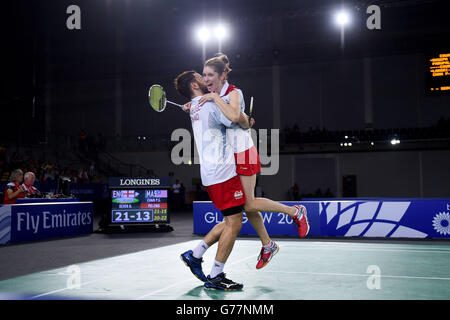 Heather Oliver et Chris Langridge, de l'Angleterre, célèbrent la victoire lors de leur match mixte de demi-finale double contre la Malaisie à l'Emirates Arena, lors des Jeux du Commonwealth de 2014 à Glasgow. Banque D'Images