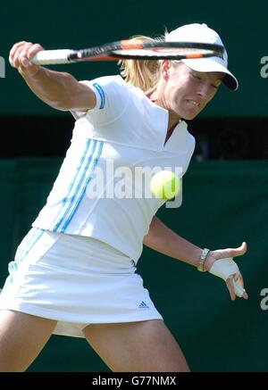 Justine Henin-Hardenne, de Belgique, en action contre Flavia Pennetta, d'Italie, sur le court du Centre aux championnats de tennis de pelouse de toute l'Angleterre à Wimbledon. , PAS D'UTILISATION DE TÉLÉPHONE MOBILE. Banque D'Images