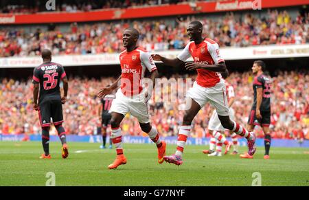 Joel Campbell d'Arsenal (au centre) célèbre avec son coéquipier Yaya Sanogo après avoir marquant le deuxième but de son équipe lors du match de la coupe Emirates au stade Emirates, à Londres. Banque D'Images