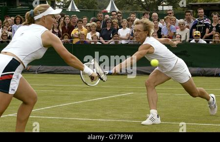 USAGE ÉDITORIAL UNIQUEMENT, NE PAS UTILISER SUR LES TÉLÉPHONES MOBILES la championne de Wimbledon Martina Navratilova (à droite) et sa partenaire de double Svetlana Kuznetsova de Russie qui a battu la paire britannique Helen Crook et Anna Hawkins 6:2/6:1 aux championnats de tennis de pelouse de toute l'Angleterre à Wimbledon. Banque D'Images