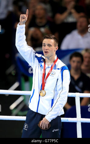 Josh Taylor, en Écosse, célèbre avec sa médaille d'or après la victoire lors de la finale de la série masculine de Welter léger (64 kg) à SSE Hydro, lors des Jeux du Commonwealth de 2014 à Glasgow. Banque D'Images