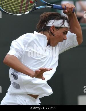 , NE PAS UTILISER SUR LES TÉLÉPHONES MOBILES Rafael Nadal d'Espagne en action contre Paradorn Srichaphan de Thaïlande aux championnats de tennis de pelouse de toute l'Angleterre à Wimbledon. Banque D'Images