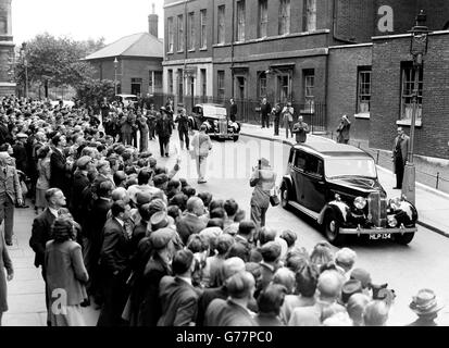 De grandes foules se sont rassemblées dans Downing Street pour regarder M. Attlee s'éloigner pour la chambre des communes pour prononcer son discours de crise et présenter le programme d'austérité de la Grande-Bretagne pour les 12 prochains mois. Banque D'Images