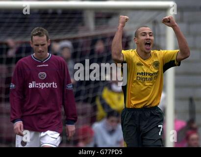 Celtics Henrik Larsson célèbre son deuxième but contre les coeurs dans leur match de première ligue écossaise au stade de Tynecastle à Édimbourg. Cœurs défaits celtiques 4-1. Banque D'Images