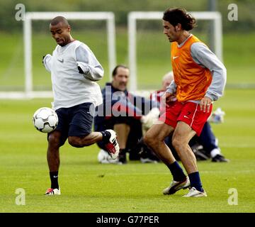 Ashley Cole d'Arsenal (à gauche) contrôle le ballon loin de Robert pires (à droite), coéquipier, en compagnie du gardien de but David Seaman (au centre) qui observe le ballon pendant une séance d'entraînement au terrain d'entraînement d'Arsenal, London Colney, Hertfordshire. Arsenal jouera à Auxerre dans leur groupe DE la Ligue des Champions A demain. Banque D'Images