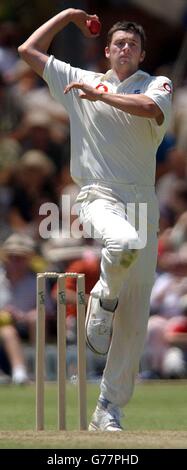 - PAS D'UTILISATION COMMERCIALE: Le joueur d'Angleterre Stephen Harmison court pour un autre grand bol dans une balle de 14, pendant le match de 50-plus tournée contre le XI du président du Conseil australien de cricket, à Lilac Hill Park, près de Perth, Australie. L'Angleterre a perdu 58 tours. Banque D'Images