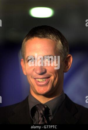 L'ancien footballeur et joueur de télévision Gary Lineker après la conférence de presse au stade Walkers, Leicester.Lineker a lancé sa tentative de sauvetage de Leicester City.L'ancien favori de Filbert Street fait partie d'un consortium qui tente d'obtenir les renards à court d'argent des mains des administrateurs et de retour dans le Barclaycard Premiership.Lineker a expliqué pourquoi il s'est impliqué dans un éventuel rachat du club.Il a déclaré : « Leicester a été dans un désordre financier avec l'administration et tout le reste - nous ne pouvons pas voir un club comme Leicester, avec son histoire, aller au mur ».. Banque D'Images