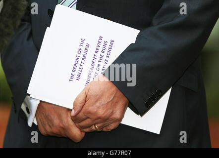 Le premier ministre Peter Robinson s'adresse aux médias à l'extérieur de l'hôtel Stormont, à Belfast, après la publication de la revue Hallet dans des amnisties controversées pour les détenus d'Irlande du Nord. Banque D'Images