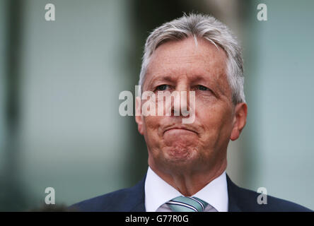 Le premier ministre Peter Robinson s'adresse aux médias à l'extérieur de l'hôtel Stormont, à Belfast, après la publication de la revue Hallet dans des amnisties controversées pour les détenus d'Irlande du Nord. Banque D'Images