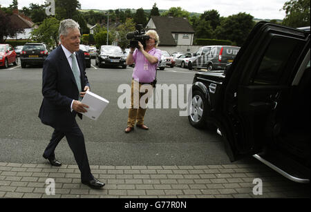 Le premier ministre Peter Robinson, après avoir parlé aux médias devant l'hôtel Stormont de Belfast, après la publication de la revue Hallet dans des amnisties controversées pour les prisonniers d'Irlande du Nord. Banque D'Images