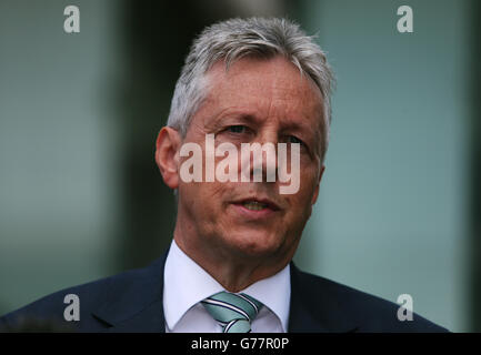 Le premier ministre Peter Robinson s'adresse aux médias à l'extérieur de l'hôtel Stormont, à Belfast, après la publication de la revue Hallet dans des amnisties controversées pour les détenus d'Irlande du Nord. Banque D'Images