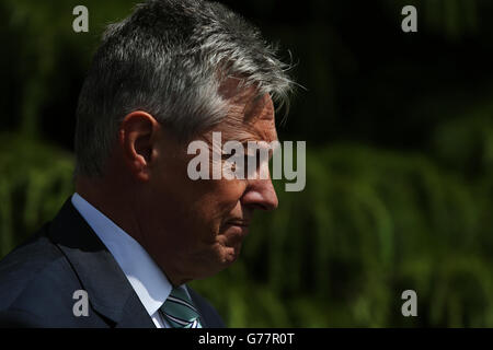 Le premier ministre Peter Robinson s'adresse aux médias à l'extérieur de l'hôtel Stormont, à Belfast, après la publication de la revue Hallet dans des amnisties controversées pour les détenus d'Irlande du Nord. Banque D'Images