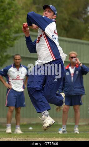 USAGE ÉDITORIAL SEULEMENT - PAS D'USAGE COMMERCIAL: England cricketer Craig White Bowls (au centre) regardé par Mark Butcher (à gauche) et entraîneur de bowling Grahan Dilley pendant la pratique du net au WACA Ground, Perth, Australie, 31/12/02 : les cocarts d'Angleterre Andrew Flintock (à gauche) et Craig White en action pendant la pratique du net en Australie.Flintob (hernie) et White (Side Strain) ont été nommés dans l'équipe de 15 hommes pour la coupe du monde, malgré les deux joueurs confrontés à une course contre temps pour être prêts pour le match d'ouverture prévu contre le Zimbabwe le 13 février. Banque D'Images