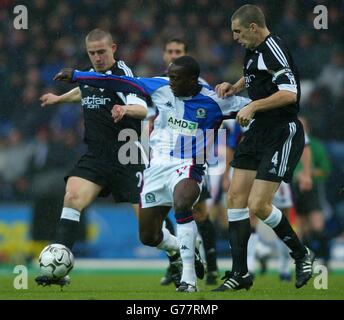 Dwight Yorke de Blackburn Rovers (au centre) lutte avec Sean Davies (à gauche) et Andy Melville de Fulham, lors de leur match de First ership FA Barclaycard au parc Ewood de Blackburn. Banque D'Images