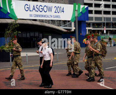 Le personnel du Service des Forces britanniques arrive sur le site des Jeux du Commonwealth, à Glasgow, en Écosse. Banque D'Images