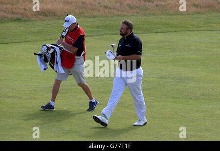 Shane Lowry, de la République d'Irlande, descend le 18 au cours de la quatrième journée du Championnat d'Open de 2014 au Royal Liverpool Golf Club, Hoylake. Banque D'Images