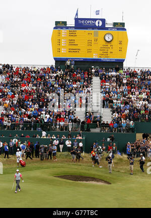 Rory McIlroy, d'Irlande du Nord, marche sur le 18e jour du quatrième championnat ouvert 2014 au Royal Liverpool Golf Club, à Hoylake. Banque D'Images