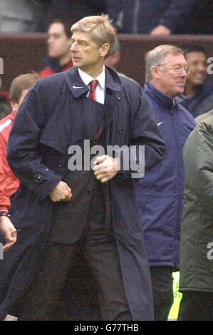 Des expressions contrastées de la directrice d'Arsenal Arsene Wenger (à gauche) et du directeur de Manchester United Sir Alex Ferguson lorsqu'ils quittent le terrain après la victoire de Manchester United en 2-0 dans le match Barclaycard Premiership à Old Trafford, Manchester. Banque D'Images