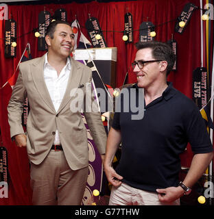 David Walliams (à gauche) plaisantait avec Rob Brydon lorsqu'ils arrivent pour la dernière exécution du Monty Python Live (principalement) à l'Arena 02 de Londres. Banque D'Images