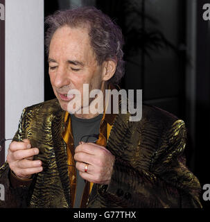 Harry Shearer arrive pour la dernière performance du spectacle Monty Python Live (principalement) à la 02 Arena de Londres. Banque D'Images