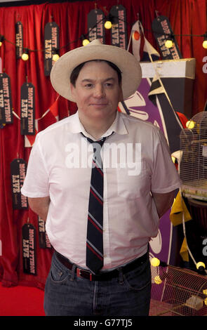 Mike Myers arrivant pour la dernière performance du spectacle Monty Python Live (principalement) à l'Arena 02 à Londres. Banque D'Images