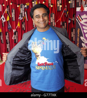 Sanjeev Bhaskar arrive pour la dernière performance du spectacle Monty Python Live (principalement) à l'Arena 02 à Londres. Banque D'Images