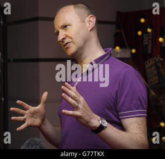 Mark Gatiss arrive pour la dernière performance du Monty Python Live (principalement) au 02 Arena de Londres. Banque D'Images