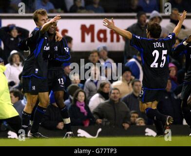 Jesper Gronkjaer de Chelsea (à gauche) célèbre avec ses coéquipiers William Gallas et Gianfranco Zola (à droite), après avoir obtenu le troisième but contre Everton lors du match Barclaycard Premiership à Goodison Park, Liverpool. Banque D'Images