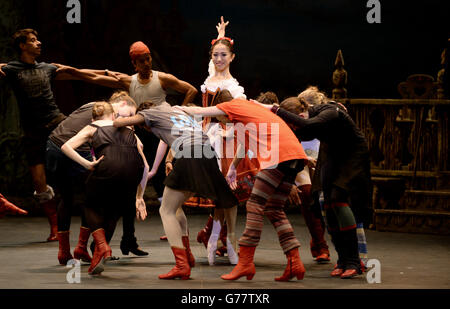 ENO production Coppelia Banque D'Images