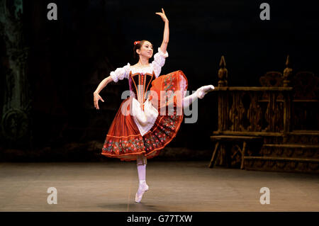 Erina Takahashi joue le rôle de Swanilda lors d'une répétition de robe pour le Coppelia du Ballet national anglais au Coliseum, Londres, qui ouvre le 23 juillet. Banque D'Images