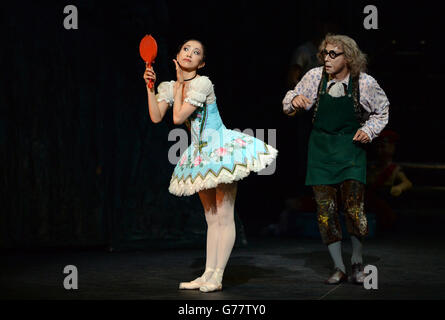 Erina Takahashi joue le rôle de Swanilda et Daniel Kraus joue le rôle de Dr Coppelius lors d'une répétition de robe pour le Coppelia du Ballet national anglais au Colisée, Londres, qui ouvre le 23 juillet. Banque D'Images