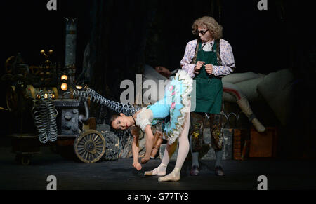 Erina Takahashi joue le rôle de Swanilda et Daniel Kraus joue le rôle de Dr Coppelius lors d'une répétition de robe pour le Coppelia du Ballet national anglais au Colisée, Londres, qui ouvre le 23 juillet. Banque D'Images