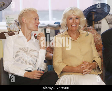 La duchesse de Cornouailles avec la mannequin Anna Freemantle regardant un défilé de mode lors d'une visite au Festival de mode d'Édimbourg dans les salles d'assemblée d'Édimbourg, en Écosse. Banque D'Images