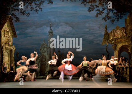 Erina Takahashi (au centre) joue le rôle de Swanilda lors d'une répétition de robe pour le Coppelia du Ballet national anglais au Coliseum, Londres, qui ouvre le 23 juillet. Banque D'Images