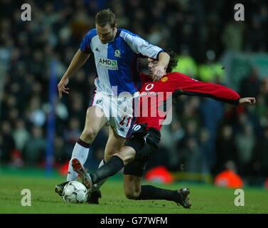 Blackburn Rovers Martin Taylor (à gauche) défie Ruud Van Nistelrooy de Manchester United pour le ballon, lors de leur demi-finale de la coupe Worthington, deuxième match de jambe à Ewood Park, Blackburn. Banque D'Images