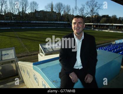 Kevin Ratcliffe, directeur de Shrewsbury Town, à gay Meadow, avant de jouer à Chelsea, à la maison dimanche dans la coupe FA 4e ronde jeudi 2003 janvier. Jamie Tolley, le milieu de terrain très bien noté de Shrewsbury, est sur le point de faire face à Chelsea lors du quatrième tour de la coupe FA dimanche. Tolley a été forcé de s'asseoir à la sortie de 1-1 à Lincoln le week-end dernier à cause d'un virus. Mais aujourd'hui, il s'est trouvé à court terme lors d'un match à huis clos à Wrexham et a été bien passé. PAS D'UTILISATION DU SITE WEB DU CLUB OFFICIEUX. Banque D'Images