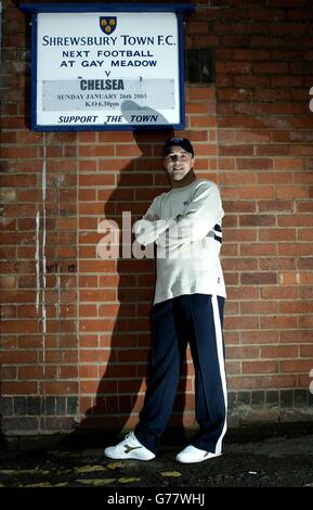 Le capitaine de la ville de Shrewsbury Nigel Jemson devant gay Meadow avant de jouer à Chelsea à la maison ce dimanche dans FA Cup 4e tour. Banque D'Images