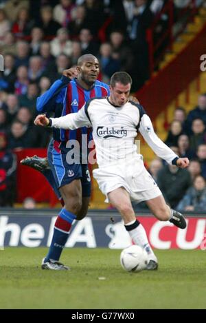 Le DELE Adebola du Crystal Palace et Jamie Carragher de Liverpool, lors de leur match de la quatrième ronde de la coupe FA au parc Selhurst, Londres. Banque D'Images