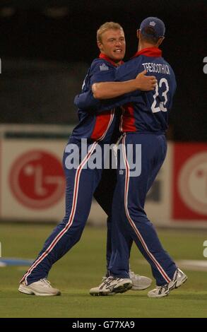 USAGE ÉDITORIAL SEULEMENT - PAS DE VENTES COMMERCIALES : Andrew Flintock d'Angleterre célèbre avec son coéquipier Marcus Trescothick (à droite) après avoir fait prendre Waqar Younis du Pakistan par Alec Stewart pour 5 courses lors de leur match de cricket de la coupe du monde contre le Pakistan à Newlands.L'Angleterre en a fait 246 pour 8 sur 50. Banque D'Images