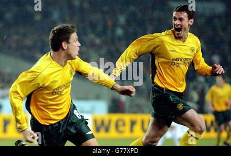 Alan Thompson (à gauche) du Celtic célèbre son but d'ouverture avec Chris Sutton contre VTB Stuttgart, lors de son match de la 4e manche de la coupe de l'UEFA au Stadion Aktuell, à Stuttgart. Banque D'Images