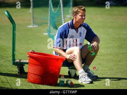 USAGE ÉDITORIAL SEULEMENT - PAS DE VENTE COMMERCIALE: Le batteur d'Angleterre Nick Knight tient son shin blessé pendant la session de l'équipe net à St George's Park, Port Elizabeth.L'Angleterre joue dimanche à la finale de la coupe du monde de cricket du groupe A contre l'Australie. Banque D'Images