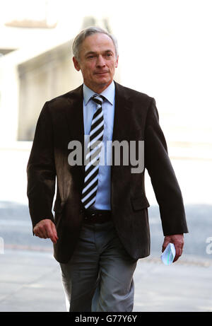 Le ministre de l'emploi Richard Bruton arrive pour un briefing de presse devant le ministère de l'emploi, de l'entreprise et de l'innovation à Kildare Street, Dublin, où il a défendu les entreprises en leurre en Irlande après que le président américain Barack Obama ait accusé les multinationales de s'installer pour exploiter des échappatoires fiscales antipatriotiques. Banque D'Images