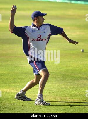 USAGE ÉDITORIAL SEULEMENT - PAS DE VENTE COMMERCIALE: Capitaine d'Angleterre Nasser Hussain pendant la session team net à St George's Park, Port Elizabeth.L'Angleterre joue l'Australie dans leur dernier match de la coupe du monde de cricket du groupe A demain. Banque D'Images