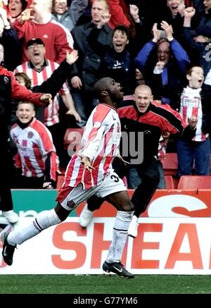 Steve Kabba, de Sheffield United, célèbre son but lors de son 6e match de la FA Cup contre Leeds au sol de Bramal Lane à Sheffield. Score final de 1-0 à Sheffield. Banque D'Images