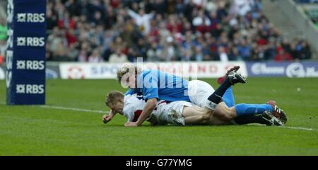 Josh Lewsey, de l'Angleterre, fait une nouvelle tentative avec Mirco Berganasco (en haut) de l'Italie en présence de clse lors de leur match des RBS 6 Nations à Twickenham. Banque D'Images